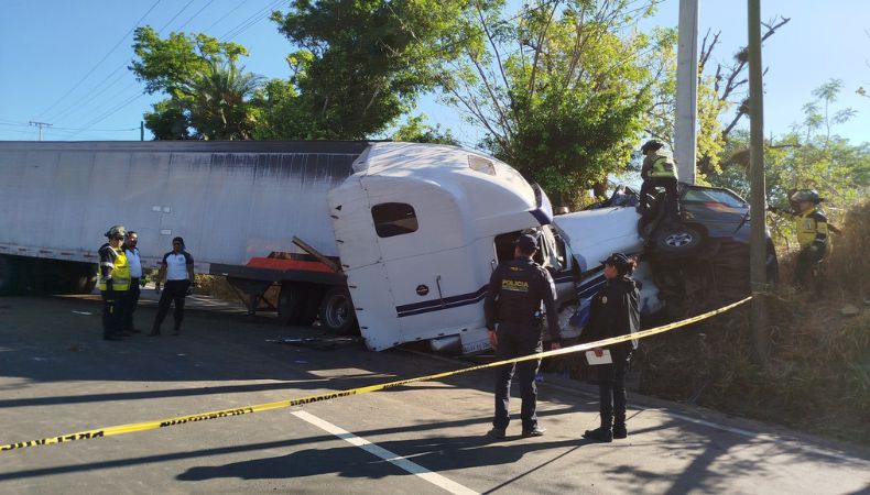 Grave accidente de tránsito deja fallecidos y heridos.