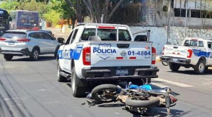 Capturan a dos personas que se conducían en una moto con reporte de robo.