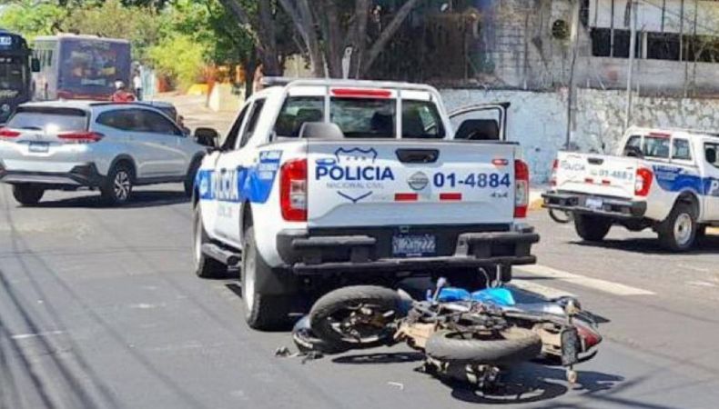 Capturan a dos personas que se conducían en una moto con reporte de robo Capturan a dos personas que se conducían en una moto con reporte de robo.
