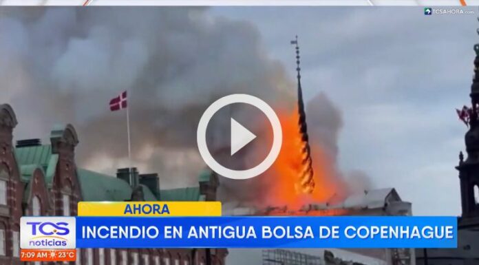 Voraz incendio en el antiguo edificio de la Bolsa de Copenhague.