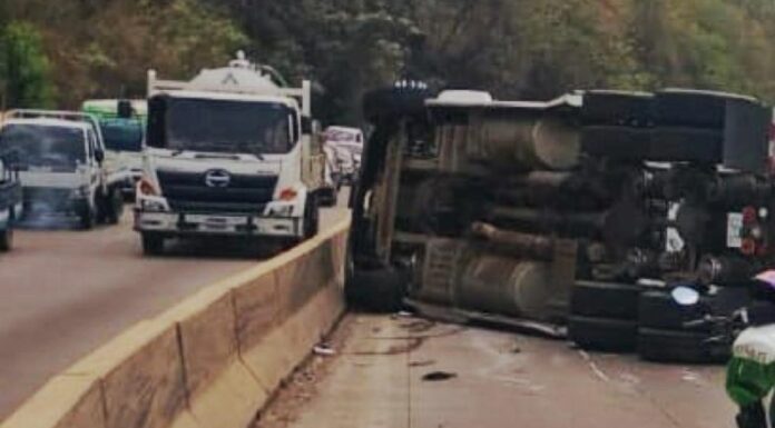 Reportan rastra volcada en un tramo de Los Chorros.