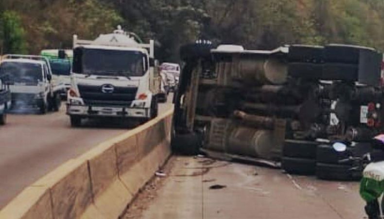 Reportan rastra volcada en un tramo de Los Chorros.