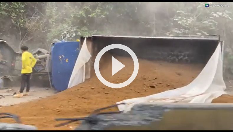 Camión volcado genera tráfico vehicular en Los Chorros.