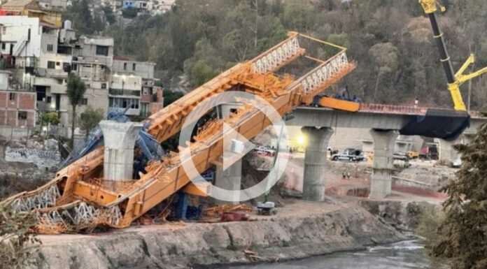 [Video] Se desploma grúa en puente Tren Interurbano en México – Toluca