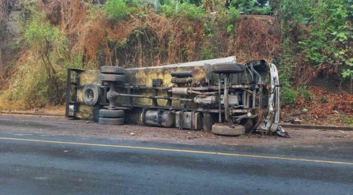 Conductor de camión fallece tras aparatoso accidente en carretera El Litoral.
