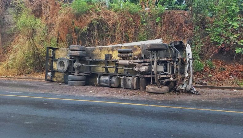 Conductor de camión fallece tras aparatoso accidente en carretera El Litoral.