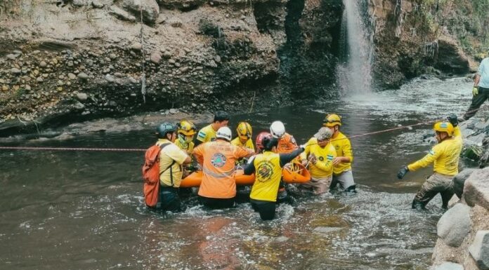 Rescatan a una persona que cayó a una quebrada