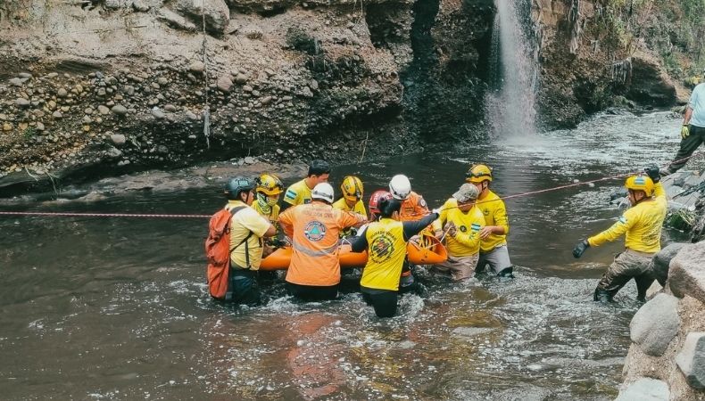 Rescatan a una persona que cayó a una quebrada
