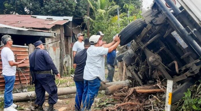 Al menos dos lesionados tras fuerte accidente en Sonsonate.