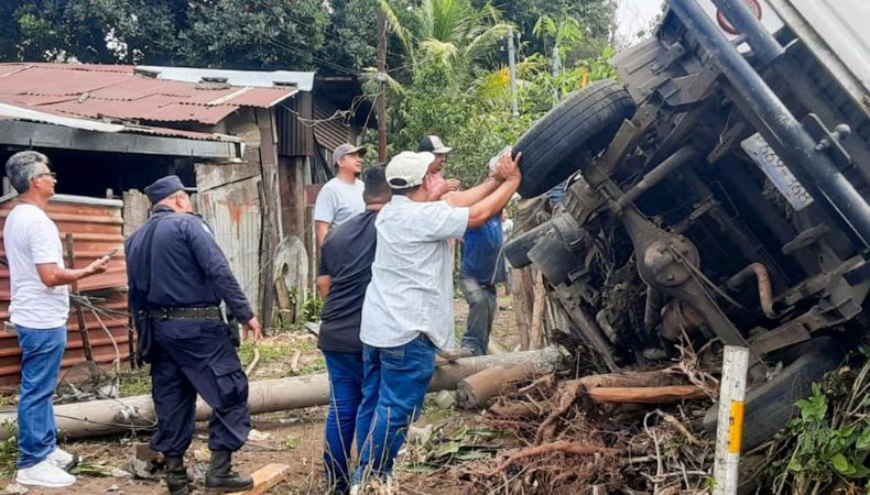 Al menos dos lesionados tras fuerte accidente en Sonsonate.