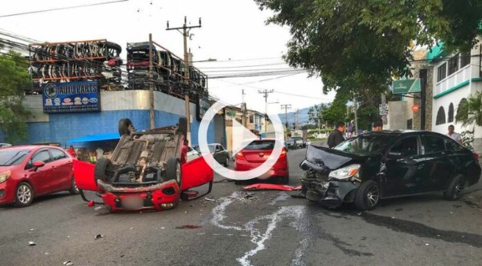 Se reporta un triple accidente de tránsito en San Salvador.