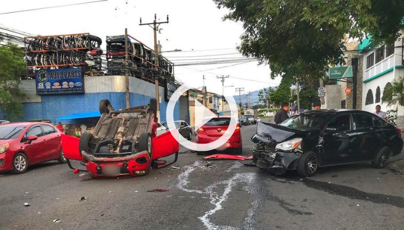 Se reporta un triple accidente de tránsito en San Salvador.