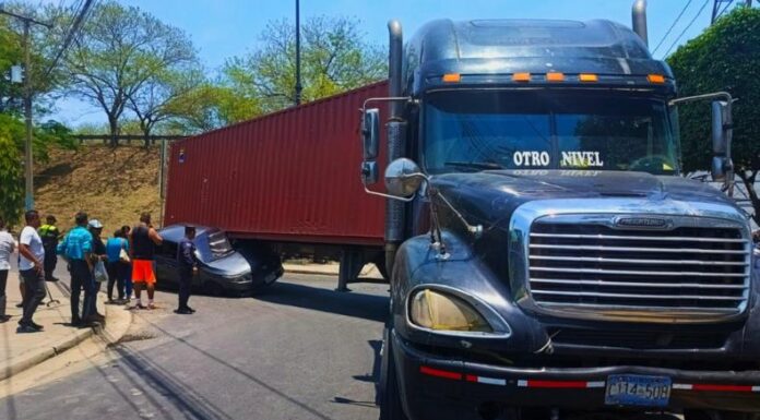 Accidente de tránsito genera cierre de calle en Soyapango