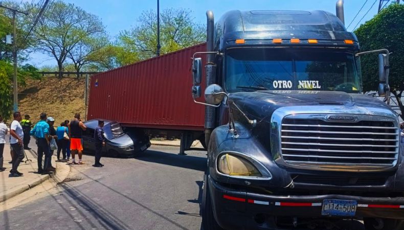 Accidente de tránsito genera cierre de calle en Soyapango