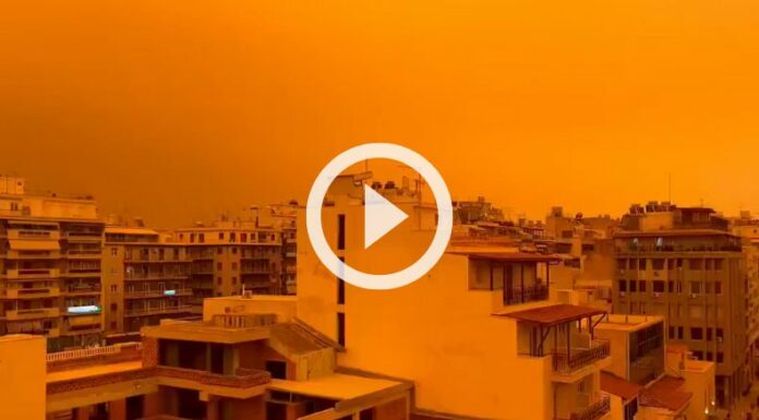 Polvo del Sahara tiñe de naranja el cielo de Atenas, Grecia.