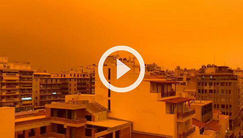 Polvo del Sahara tiñe de naranja el cielo de Atenas, Grecia.