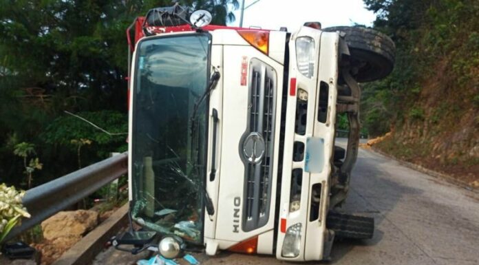 Camión volcado en San Ignacio, Chalatenango