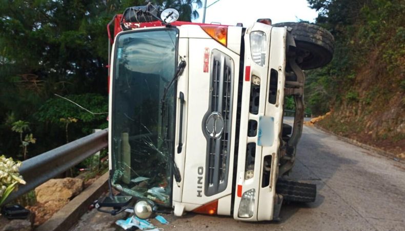 Camión volcado en San Ignacio, Chalatenango