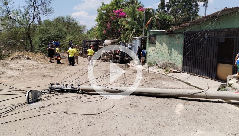 Transporte de carga volcado y poste caído en Soyapango