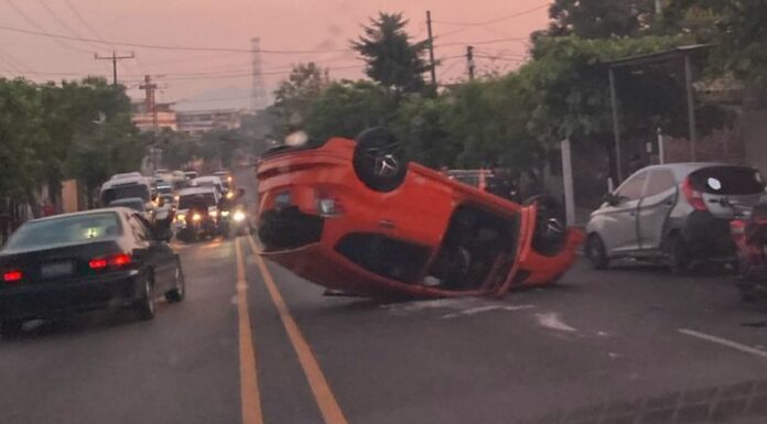Accidente | Carro volcado en Soyapango genera tráfico