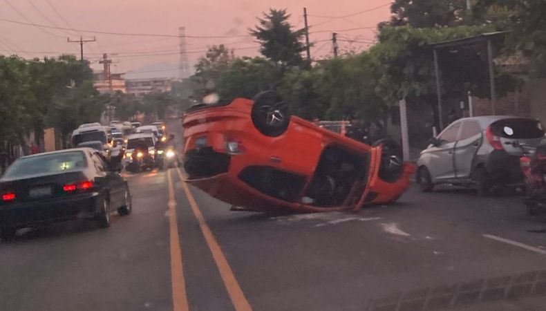 Accidente | Carro volcado en Soyapango genera tráfico