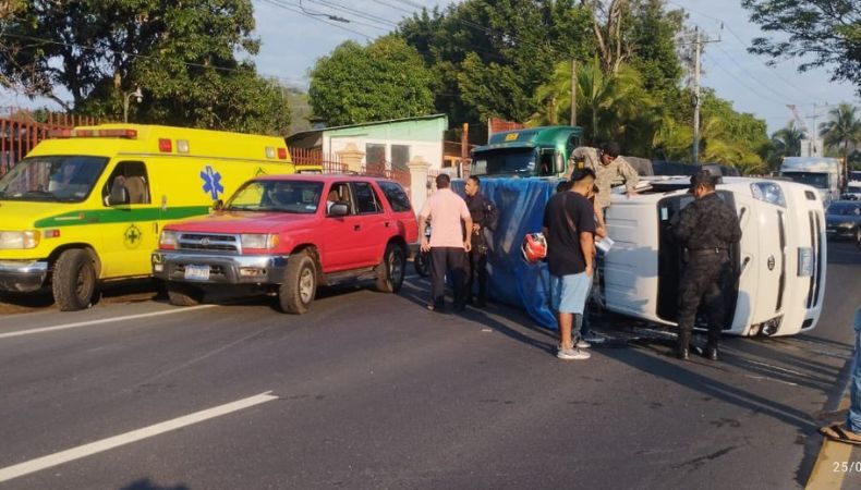 Fuerte accidente de tránsito deja varios lesionados en Ciudad Arce.