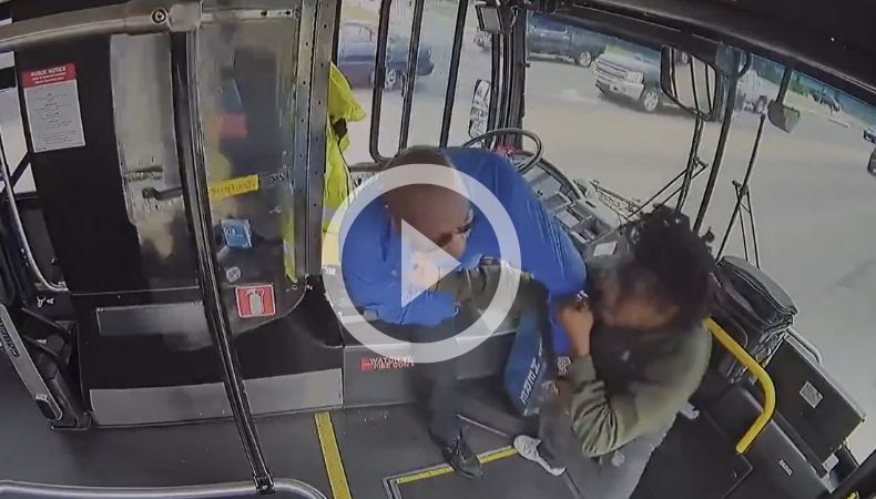 ¡Pasajero golpea a conductor de autobús!