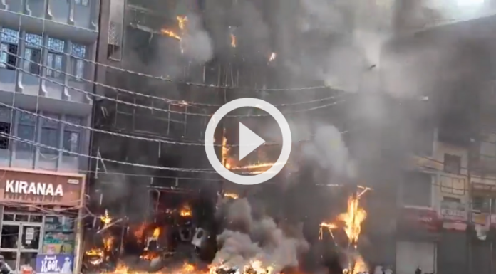 Se reportan varios fallecidos tras voraz incendio en edificios en India.