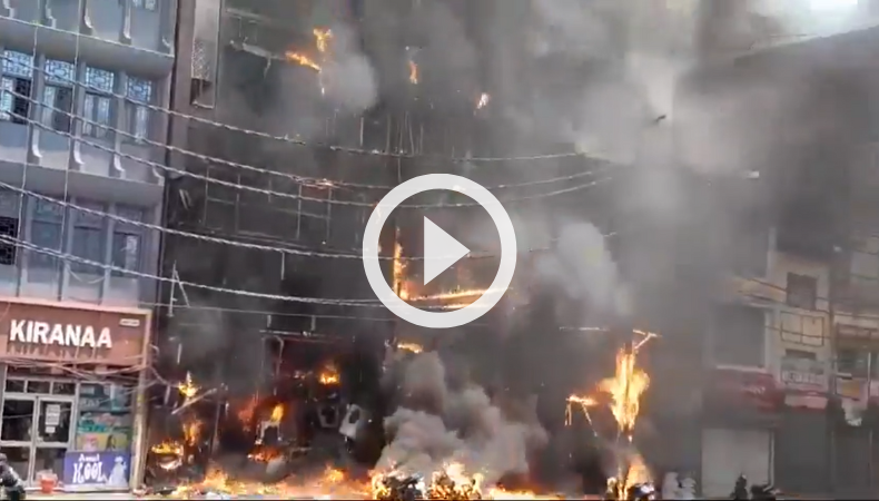 Se reportan varios fallecidos tras voraz incendio en edificios en India.