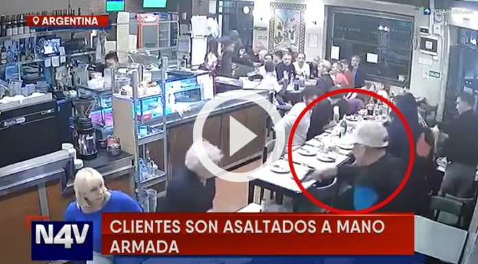 Cámara captó un violento asalto en un restaurante de Buenos Aires.