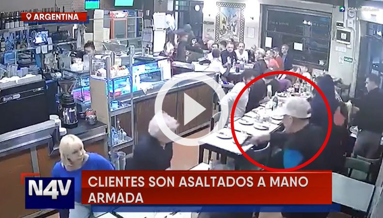 Cámara captó un violento asalto en un restaurante de Buenos Aires.