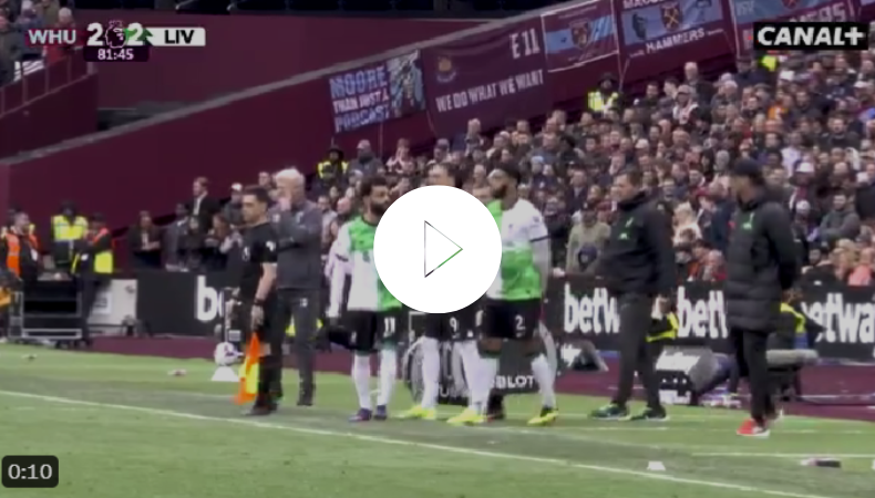 Salah y Klopp se pelean en medio del partido del Liverpool