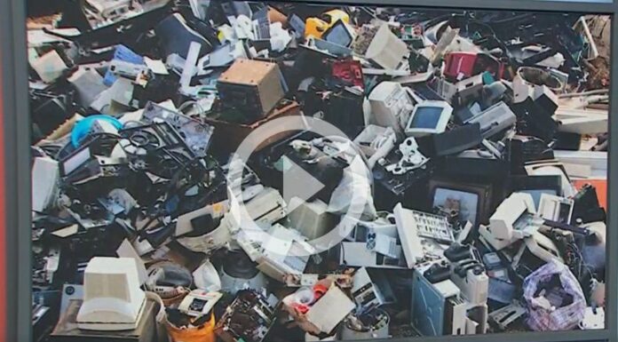 ¿Cómo debe manipularse o desecharse la basura electrónica?