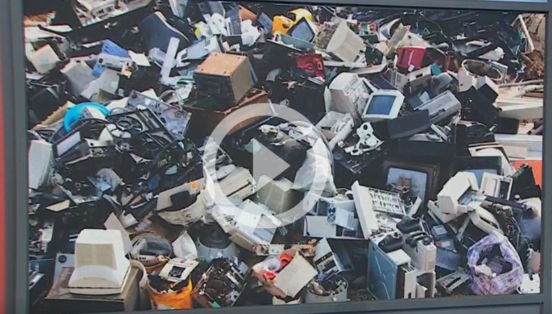 ¿Cómo debe manipularse o desecharse la basura electrónica?