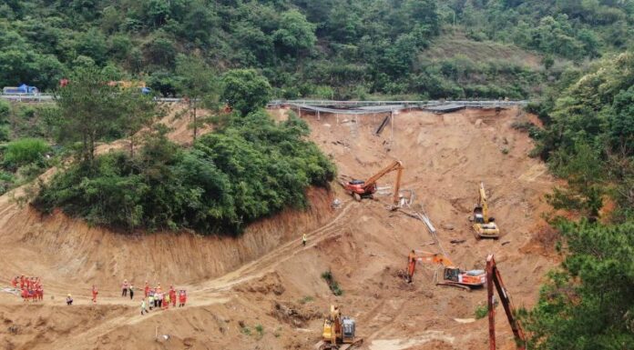 Aumenta la cifra de fallecidos por derrumbe de carretera en China.