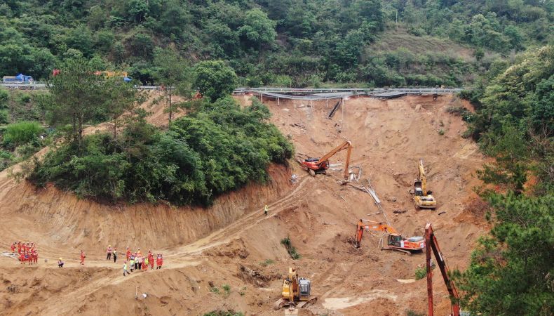 Aumenta la cifra de fallecidos por derrumbe de carretera en China.