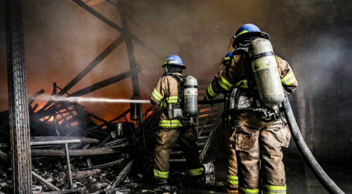 Controlan incendio en inmueble en las cercanías de la Terminal de Occidente.