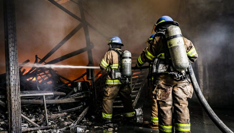 Controlan incendio en inmueble en las cercanías de la Terminal de Occidente.