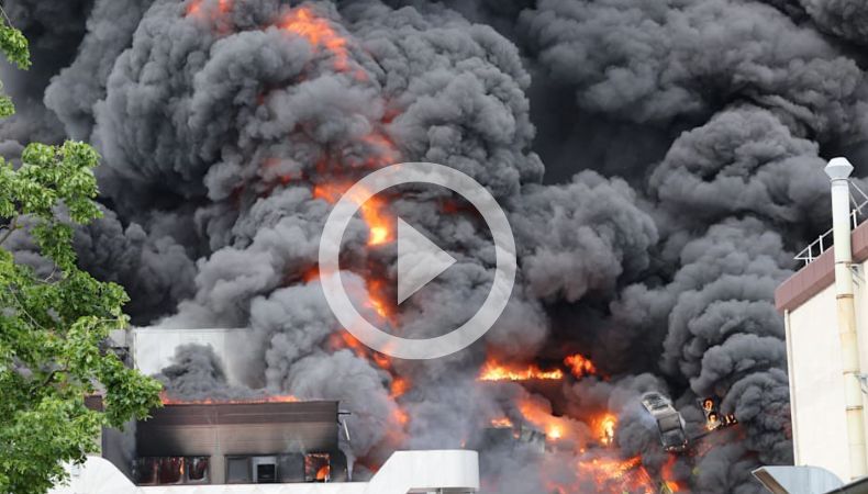 Voraz incendio consume cuatro pisos de una fábrica en Alemania