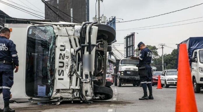 Ahora | Dos camiones chocan en Antiguo Cuscatlán