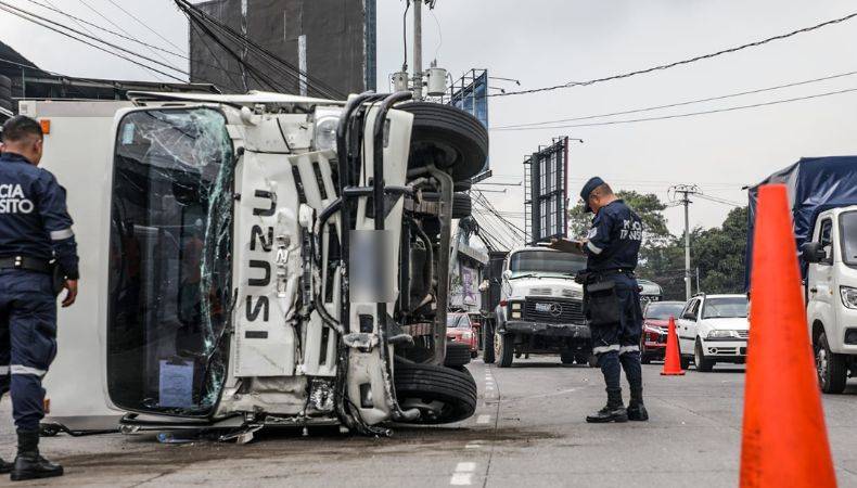 Ahora | Dos camiones chocan en Antiguo Cuscatlán