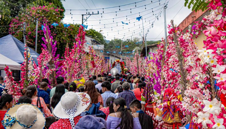 ¡Así celebraron el festival de las flores y las palmas en Panchimalco! Panchimalco