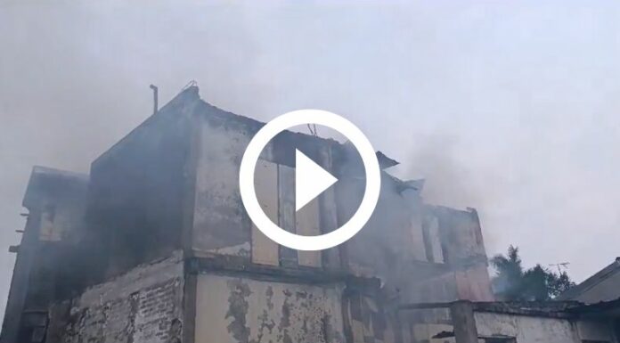 Incendio controlado en un edificio universitario de San Salvador