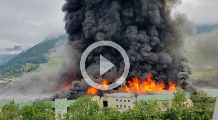 [Video] Voraz Incendio consume una fábrica en Italia