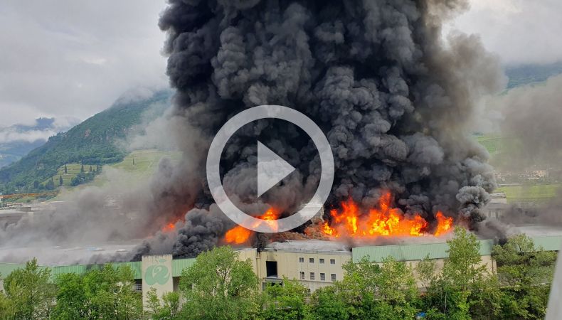 [Video] Voraz Incendio consume una fábrica en Italia