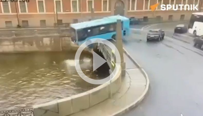 Rusia: ¡Varios muertos tras caer un bus con pasajeros en un río!