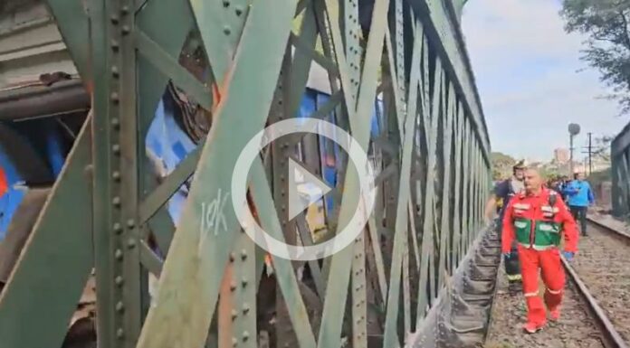 ¡Varios heridos tras choque y descarrilamiento de un tren!