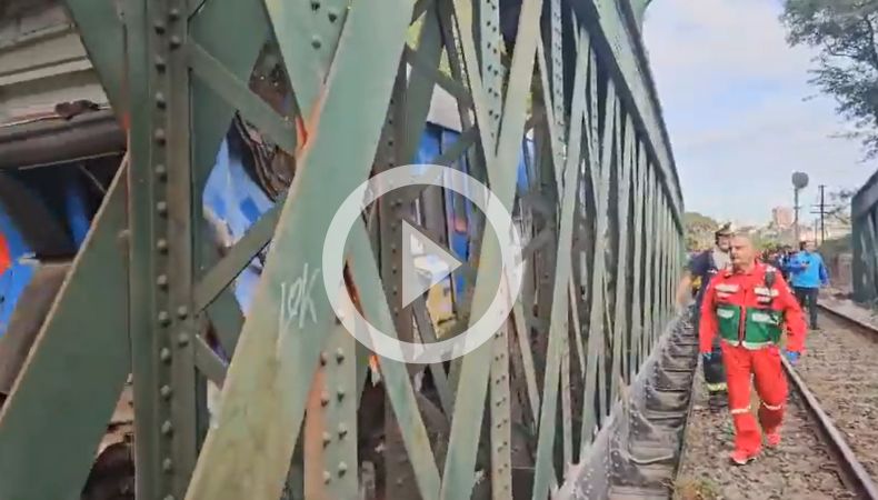 ¡Varios heridos tras choque y descarrilamiento de un tren!