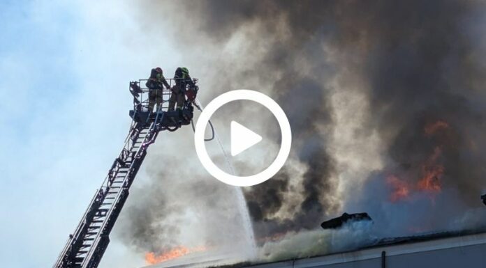 Incendio consumió centro comercial en Polonia