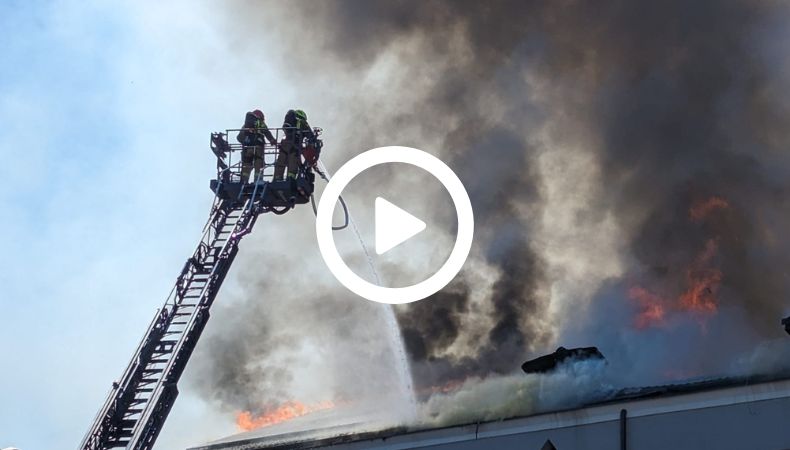 Incendio consumió centro comercial en Polonia